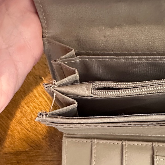 Chic Tan Leather Wallet - Picture 10 of 12